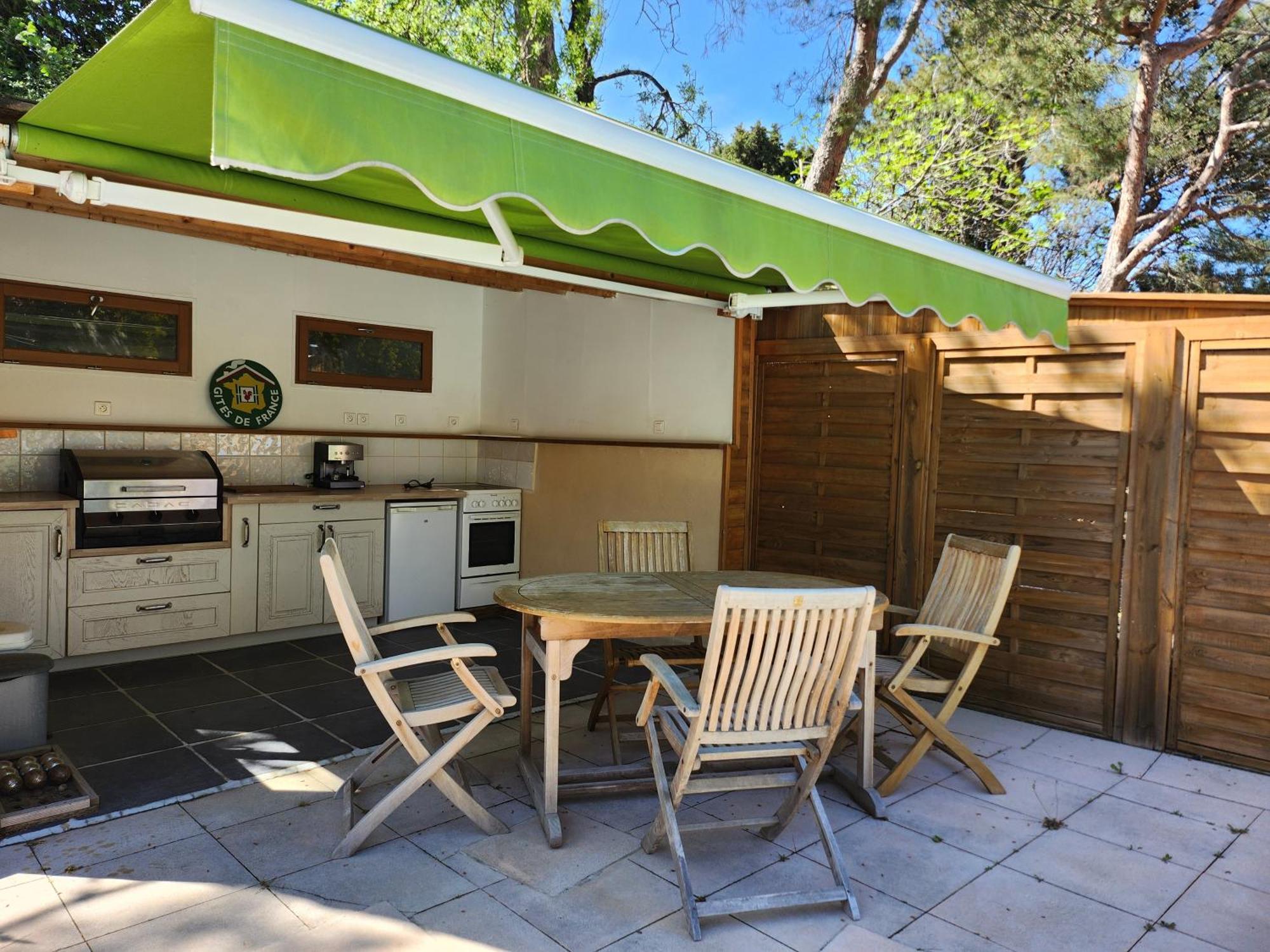 לינה וארוחת בוקר Saint-Saturnin-lès-Avignon Domaine Les Gendalis מראה חיצוני תמונה